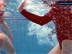 2 red-hot teens underwater
